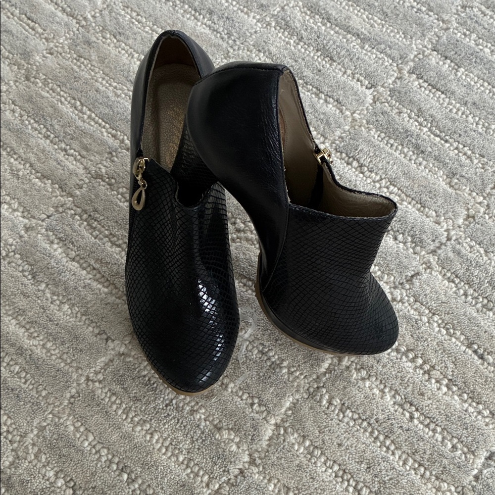 Chic Black Textured Ankle Booties